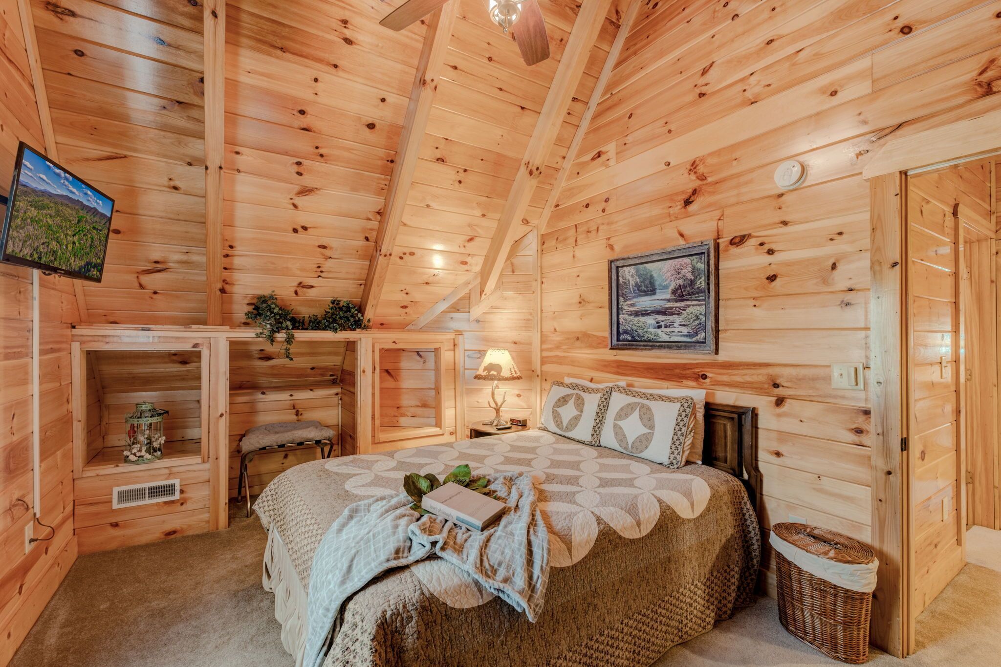 6 chambres, bureau, fer et planche à repasser, lit parapluie