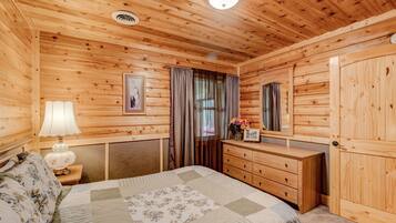 6 habitaciones, escritorio y tabla de planchar con plancha