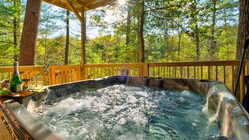 Banyera d'hidromassatge a l'aire lliure