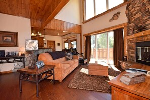 Televisie, een open haard, een dvd-speler en tafelvoetbal