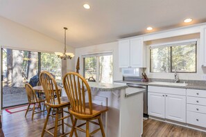 Jääkaappi, mikroaaltouuni, uuni, liesi