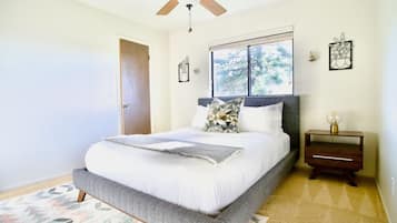 3 dormitoris, planxa i posts de planxar i un bressol de viatge