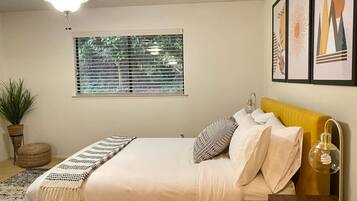 3 slaapkamers, een strijkplank/strijkijzer, reisbedje, wifi