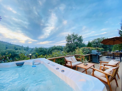 Yosemite Cozy Cabin with Amazing Views & Private Hot Tub