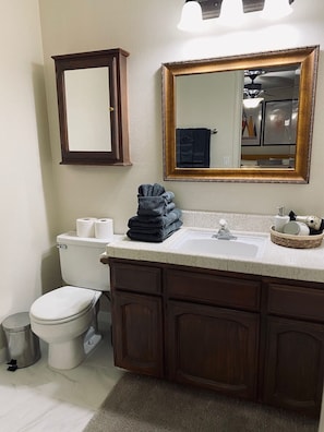 シャワー付き浴槽、ヘアドライヤー、タオル、石鹸