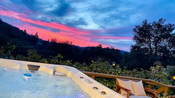 Banyera d'hidromassatge a l'aire lliure