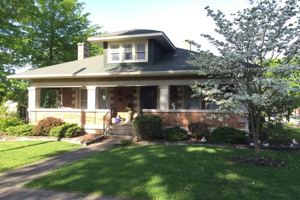 1920s Vintage Bungalow - romantic, cozy, historical retreat in family hood