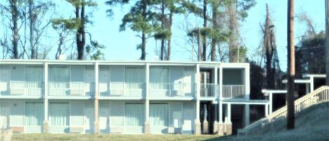 Un motel de varios pisos, con balcones y una escalera que conduce a la entrada.