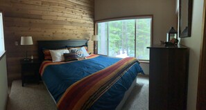3 habitaciones, escritorio y tabla de planchar con plancha 