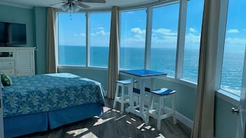 3 quartos, escrivaninha, ferros/tábuas de passar roupa, berço de viagem