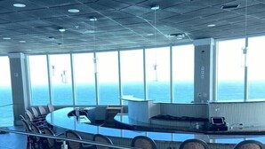 A conference room with a panoramic sea view, equipped with a large table and chairs, and a high ceiling with recessed lighting. - Oceanfront 3-bedroom condo – 17SE - Beach Access, Pool & Hot tub! Owner Managed (Daytona Beach Shores)