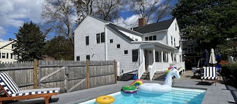 Huge apartment in Bristol Beautiful Historical home  with pool and playground