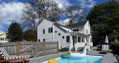 Huge apartment in Bristol Beautiful Historical home with pool and playground