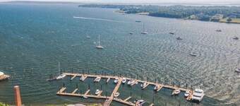 Huge apartment in Bristol Beautiful Historical home  with pool and playground