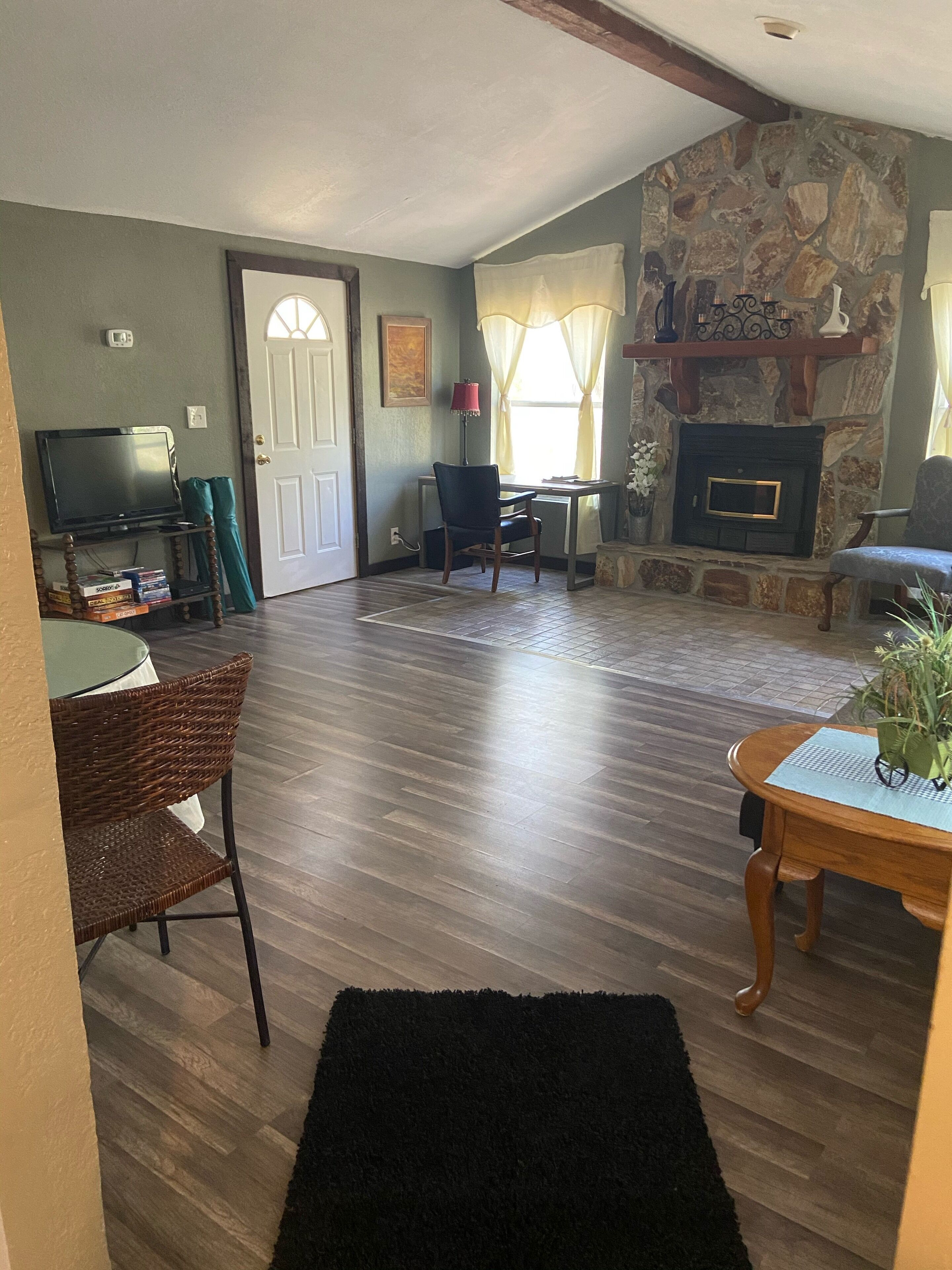 Fernseher, Kamin, DVD-Player