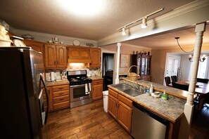Fridge, microwave, oven, stovetop - The Ramsey House located in the heart of Pangburn  (Pangburn)