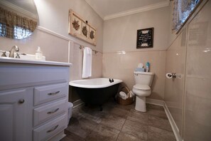 Ensemble baignoire-douche, baignoire à remous, séchoir à cheveux