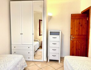 2 Schlafzimmer, Schreibtisch, Bügeleisen/Bügelbrett, kostenloses WLAN