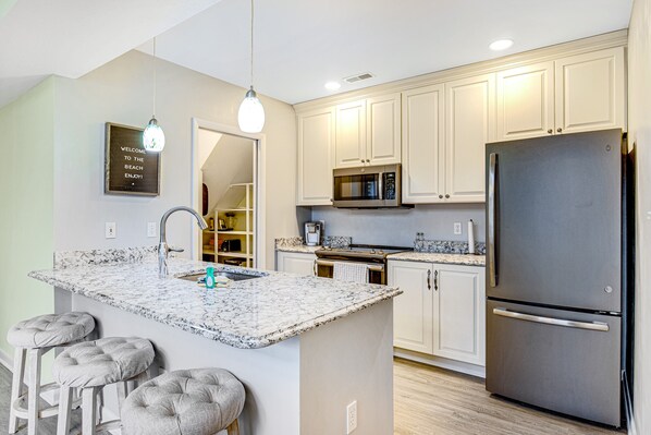 Refrigerador, microondas, horno y parrilla de estufa 