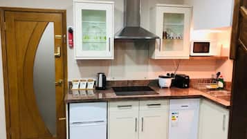 Refrigerador, microondas, horno y lavavajillas