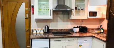 Frigorifero, microonde, forno, lavastoviglie