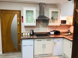 Kühlschrank, Mikrowelle, Ofen, Geschirrspüler