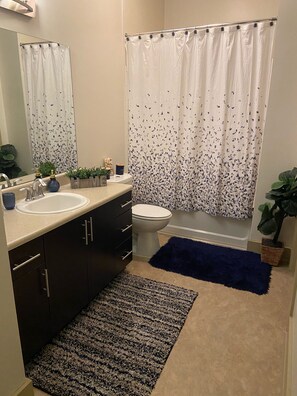 Combined shower/tub, towels
