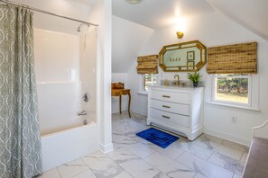 Badewanne, Haartrockner, Handtücher, Seife