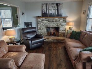 Smart TV, fireplace, DVD player, books - Remote cabin with gorgeous view and sunsets, pets free, fast Wi-Fi! (deep gap)