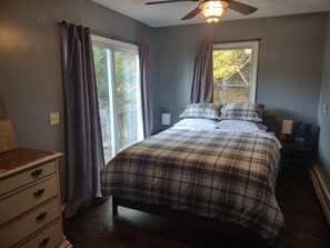 4 bedrooms, desk, iron/ironing board, free WiFi - Remote cabin with gorgeous view and sunsets, pets free, fast Wi-Fi! (deep gap)