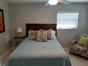 2 soverom, skrivebord, strykejern/-brett og wi-fi (inkludert)