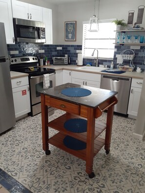 冷蔵庫、電子レンジ、オーブン、コンロ