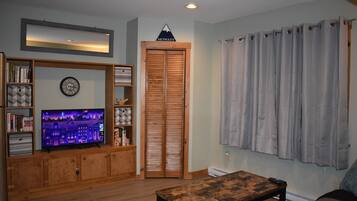 Una televisión, libros