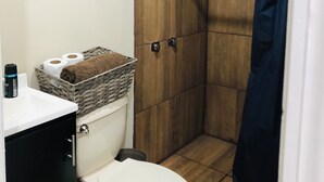 Ein kleines Badezimmer mit Toilette, Duschkabine und Waschbecken.