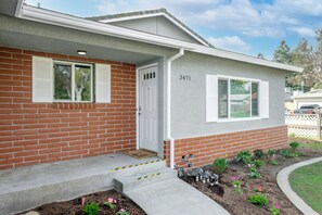 Exterior detail - Hidden Gem Upgraded 4/2 in NW Fresno w RV Parking (Fresno)