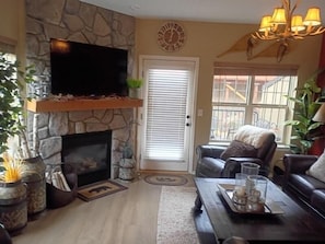 Smart TV, caminetto, lettore DVD, libri