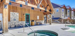 Outdoor spa tub - In the resort of Collins Lake Next 2Pool, Spas, Sauna Ski Shuttle Across Street (Government Camp)