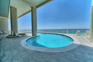 Utendørsbasseng og et oppvarmet basseng