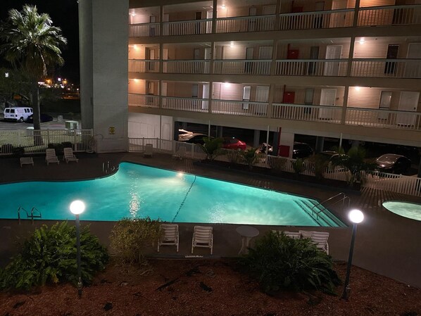 حمّام سباحة خارجي، حمّام سباحة مُدفَّأ