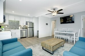 TV - Boardwalk Beach Lodge #6 - Classic San Diego Beach Life! 167 steps to the sand! (San Diego)