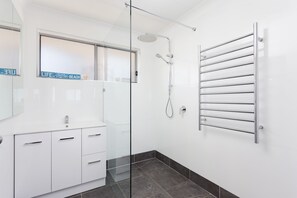 Combined shower/bathtub, jetted bath, hair dryer, towels