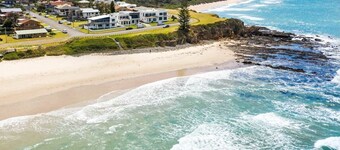 Pippies on the Beach Wallabi Pt. Beach over the road. Incl sheets & bath towels!