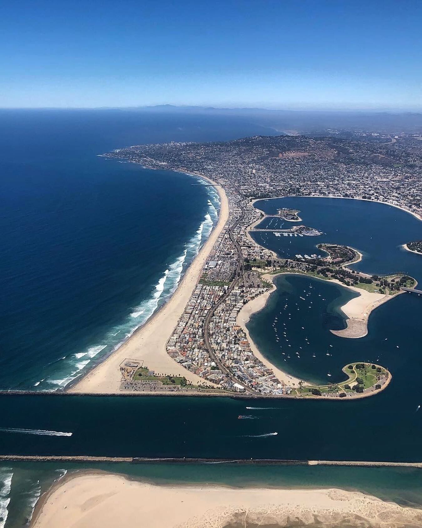 Playa en los alrededores, camastros y toallas de playa 
