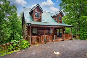 Exterior - Theater Room, Game Room, Location, and Hot Tub!! (Sevierville)