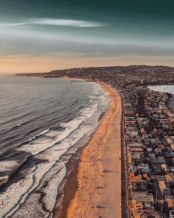 Beach nearby, sun-loungers, beach towels