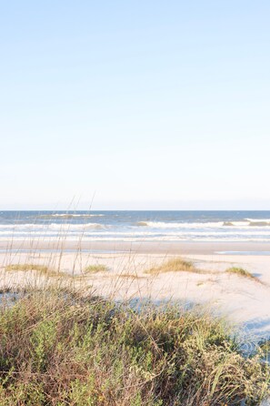 Nära stranden, solstolar och strandhanddukar