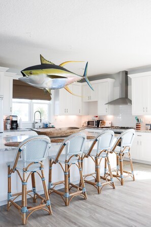 Kjøleskap, mikrobølgeovn, ovn og kokeplater