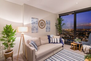 デザイン アパートメント | リビング エリア | 42 インチのスマートテレビ (デジタル放送視聴可)、テレビ、Netflix