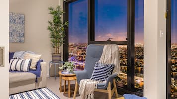 Apartemen Desain | Area keluarga | Smart TV 42-inci dengan saluran TV digital, TV, dan Netflix