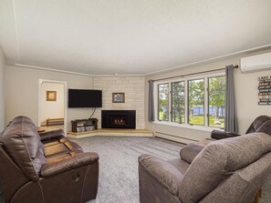 Smart TV, fireplace, video games, DVD player - Lake home, 3 bd 3 bath, 2 car garage deck, dock, Video game, foosball, quiet bay (Isle)
